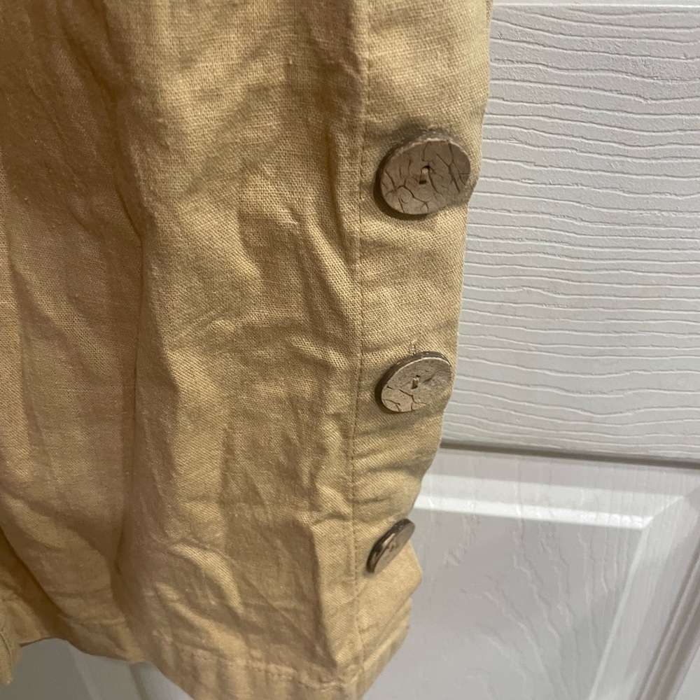 Super cute khaki pants with a button design on leg! XL - Picture 4 of 4